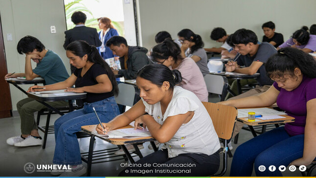 Estudiantes realizando el examen 