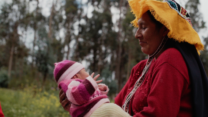 Conoce a Amanda y Maritza, quienes transmiten en quechua sus conocimientos, tradiciones y cultura a las niñas y niños en Paucartambo 