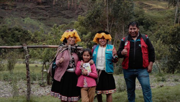 Conoce a Amanda y Maritza, quienes transmiten en quechua sus conocimientos, tradiciones y cultura a las niñas y niños en Paucartambo 