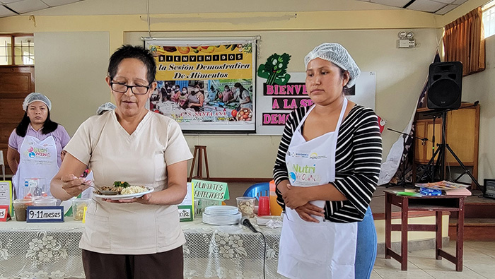 Madres gestantes y padres de familia participan en la sesión demostrativa de alimentos ricos en hierro