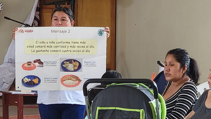 Madres gestantes y padres de familia participan en la sesión demostrativa de alimentos ricos en hierro