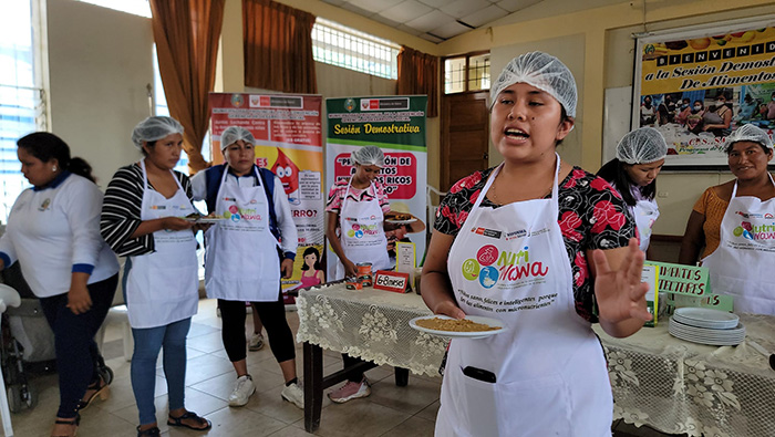 Madres gestantes y padres de familia participan en la sesión demostrativa de alimentos ricos en hierro