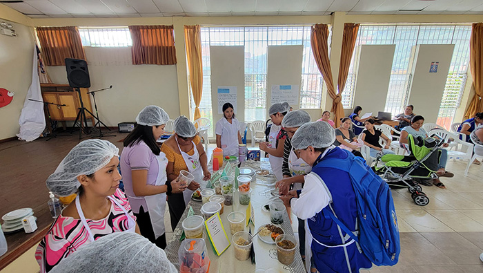 Madres gestantes y padres de familia participan en la sesión demostrativa de alimentos ricos en hierro