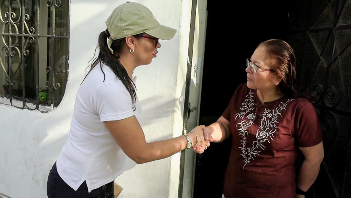 Alcaldesa realiza recorrido puerta por puerta.