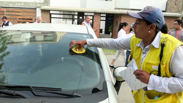 Alcaldesa realiza recorrido puerta por puerta.