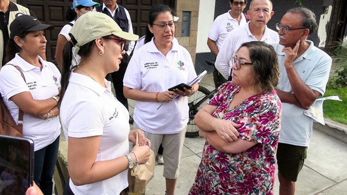 Alcaldesa realiza recorrido puerta por puerta.