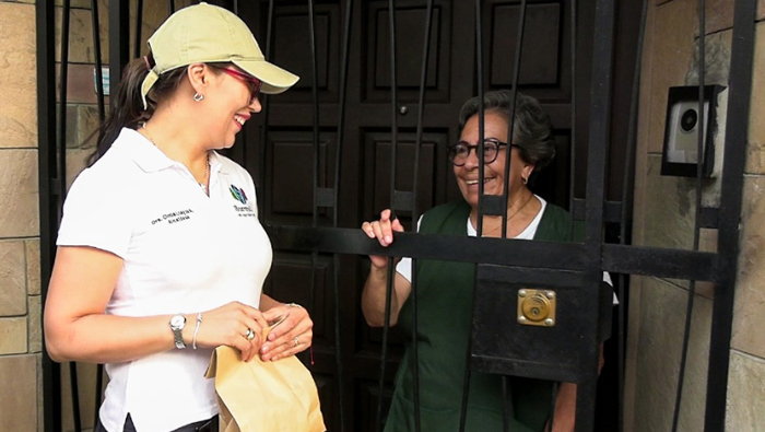 Alcaldesa realiza recorrido puerta por puerta.