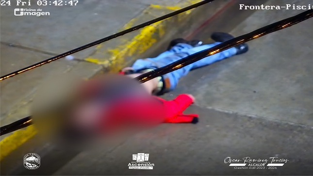 Persona gravemente herida después del impactante choque que la camioneta SUV de color negro termine arroyándolo
