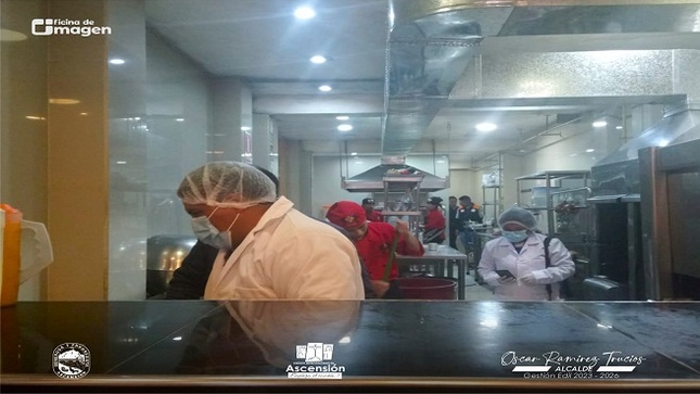 Efectúan operativo al establecimiento de comida preparada para garantizar los estándares de calidad alimentaria y asegurar alimentos saludables a los consumidores.
