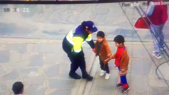 Serenos se percataron de 02 menores de sexo masculino deambulando por vรญas del distrito de Ascensiรณn por lo que inmediatamente acudieron a la ayuda y protecciรณn de los infantes.