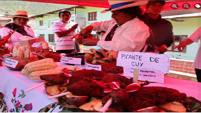 Mas de 100 platos típicos de nuestro distrito, variedad de bebidas, productos artesanales y mucho más… se presento en el Concurso de Gastronomía Intercomunidades.
Dentro de la programación establecida por la celebración de los 203°Aniversario del distrito de Ihuarí , se desarrolló el esperado Concurso Gastronómico Intercomunidades, donde se vio la diversidad de nuestra tierra en la preparación de alimentos, bebidas y postres.
Diversas Comunidades y caseríos sumaron esfuerzos para dar la mejor de las presentaciones en el festival gastronómico que tuvo lugar en la Plaza de armas de la capital del distrito de Ihuarí.
Nuestra primera autoridad, Lic. Elmer Calderón Carrasco, felicitó la innovación gastronómica de los responsables de cada comitiva expositora, quienes al cosechar sus propios productos presentaron deliciosos potajes.
El reñido concurso estuvo evaluado por los jurados quienes se sorprendieron de las enriquecedoras exposiciones, los puntos a evaluar fueron:
Presentación
Receta
Exposición
Degustación
La evaluación como jurado, estuvo a cargo de los alcaldes del Distrito de Leoncio Prado Alcalde Luis Narvasta Escudero, Del Distrito de Paccho Alcalde Fidel Humberto Claros Torres y el Alcalde Wilfredo Ramírez Jiménez del distrito de Cochamarca.
Teniendo como Ganadores con premios en efectivo y electrodomésticos a:
𝟭𝗲𝗿 𝗣𝘂𝗲𝘀𝘁𝗼: Comunidad Campesina de Huachinga
𝟮𝗱𝗼 𝗣𝘂𝗲𝘀𝘁𝗼: Comunidad Campesina de Otec
𝟯𝗲𝗿 𝗣𝘂𝗲𝘀𝘁𝗼: Comunidad Campesina de Ihuarí
El evento de cerro con la entrega de Reconocimiento de Alcaldía en muestra de agradecimiento y de respeto a todo el aporte brindado por los participantes. Asi como se brindo un almuerzo de compartir con la toda la población y se finalizo con el esperado baile social.
#MunicipalidadDistritalIhuarí
#IhuaríFuturoDeTodos
#ElmerCalderónCarrasco
#TrabajamosPorTi