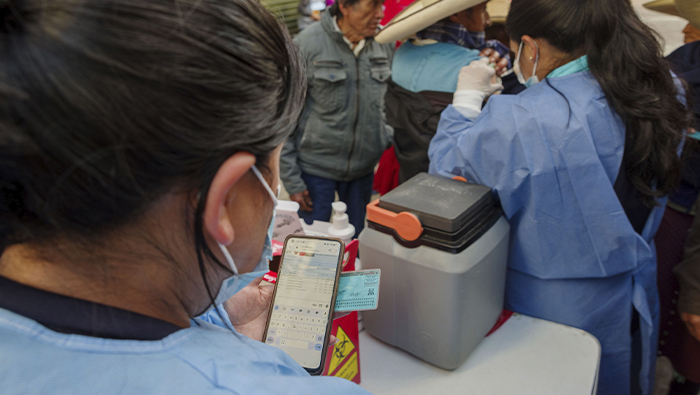 Imagen de la campaña de vacunación donde personal de salud de la Red de Salud Sánchez Carrión administra las vacunas a los usuarios.