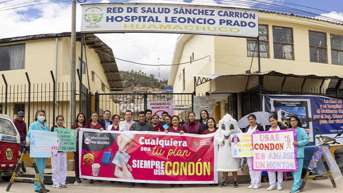 Imagen de los actos de celebración por el día del condón, con rueda de prensa y pasacalles.