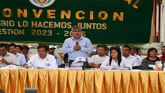 Trabajo en equipo. Con la finalidad de erradicar la propagación del mosquito Aedes Aegypti, principal transmisor de las enfermedades del dengue, zika y chikungunya, el Gobierno Regional Cusco por disposición del gobernador cusqueño. Ing Werner Salcedo Álvarez, mediante la Gerencia Regional de Salud con su titular, Dr Ernesto Choquehuayta MORALES y el Ministerio de Salud, dan a conocer el inició de la intervención físico química (fumigación) a través de la Red de Servicios de Salud La Convencion en coordinación con diferentes sectores de la provincia convenciana.