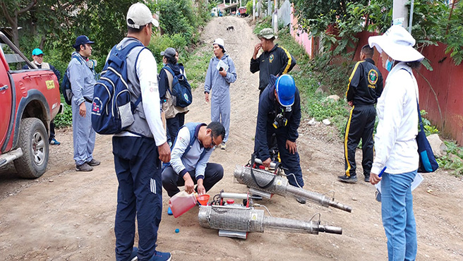 Trabajo en equipo. Con la finalidad de erradicar la propagación del mosquito Aedes Aegypti, principal transmisor de las enfermedades del dengue, zika y chikungunya, el Gobierno Regional Cusco por disposición del gobernador cusqueño. Ing Werner Salcedo Álvarez, mediante la Gerencia Regional de Salud con su titular, Dr Ernesto Choquehuayta MORALES y el Ministerio de Salud, dan a conocer el inició de la intervención físico química (fumigación) a través de la Red de Servicios de Salud La Convencion en coordinación con diferentes sectores de la provincia convenciana.