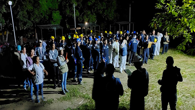 Trabajo en equipo. Con la finalidad de erradicar la propagación del mosquito Aedes Aegypti, principal transmisor de las enfermedades del dengue, zika y chikungunya, el Gobierno Regional Cusco por disposición del gobernador cusqueño. Ing Werner Salcedo Álvarez, mediante la Gerencia Regional de Salud con su titular, Dr Ernesto Choquehuayta MORALES y el Ministerio de Salud, dan a conocer el inició de la intervención físico química (fumigación) a través de la Red de Servicios de Salud La Convencion en coordinación con diferentes sectores de la provincia convenciana.