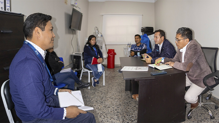 Imagen de la reunión entre representante de Orbis y el director de la Red de Salud Sánchez Carrión y su equipo