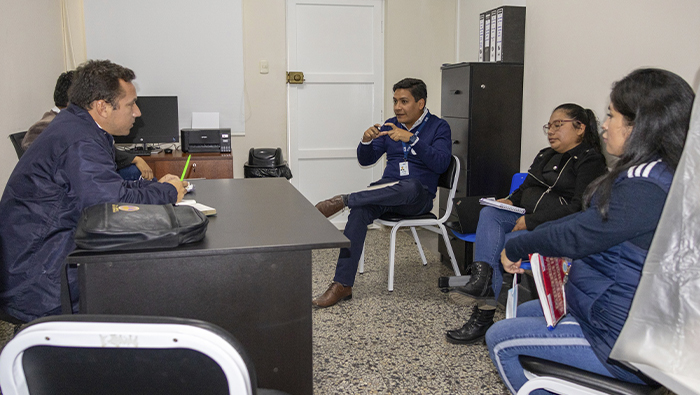 Imagen de la reunión entre representante de Orbis y el director de la Red de Salud Sánchez Carrión y su equipo