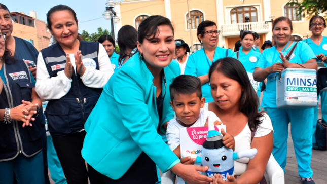 Brigadas de vacunación recorren viviendas de Surco para vacunar contra el sarampión a menores de 5 años. 