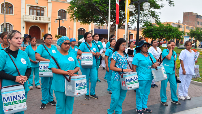 Brigadas de vacunación recorren viviendas de Surco para vacunar contra el sarampión a menores de 5 años.