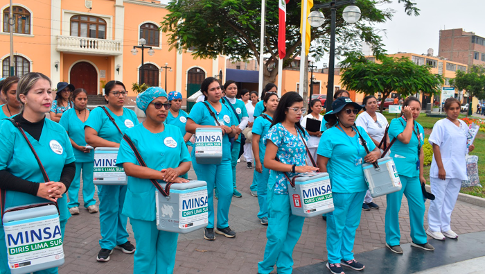 Brigadas de vacunación recorren viviendas de Surco para vacunar contra el sarampión a menores de 5 años. 