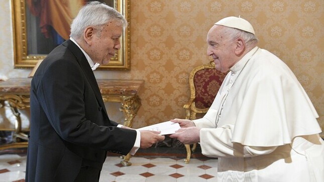 Embajador del Perú presentó cartas credenciales al Papa Francisco