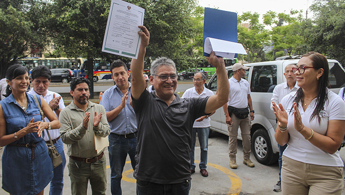 Mercados La Calera y Angamos Market reabren sus puertas tras cumplir normativas municipales.