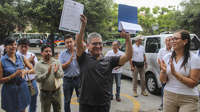 Mercados La Calera y Angamos Market reabren sus puertas tras cumplir normativas municipales.