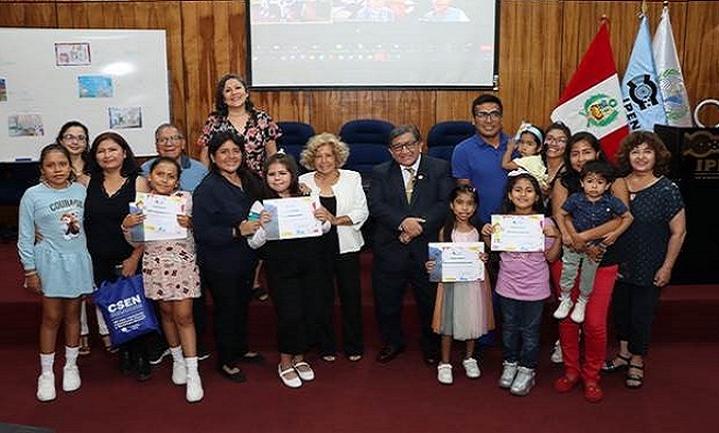 Ganadores reciben sus premios