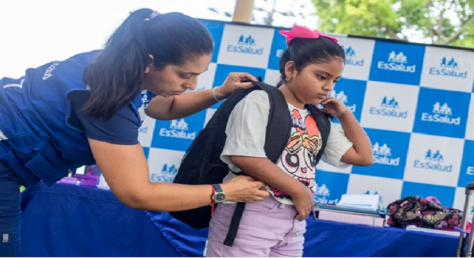 EsSalud: mochilas escolares no deben superar el 10 % del peso del estudiante