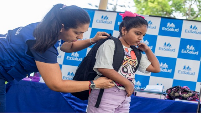 EsSalud: mochilas escolares no deben superar el 10 % del peso del estudiante