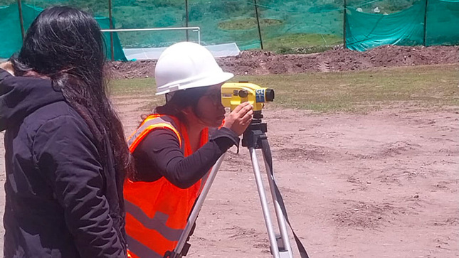 Trazo y replanteo del estadio municipal de San Pedro de Laraos