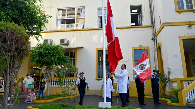 INSN: Servicio de Neurocirugía y la Oficina de Gestión de Calidad izaron el Pabellón Nacional e Institucional