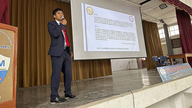 Director de la DRE junto a la Colegio de Contadores Públicos