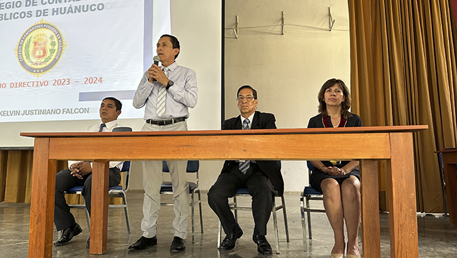 Director de la DRE junto a la Colegio de Contadores Públicos