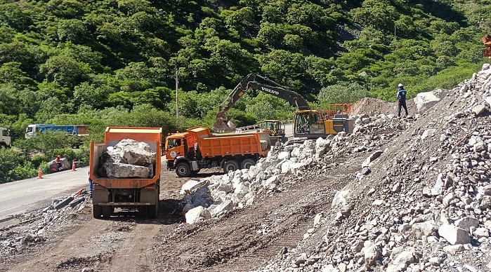 Gobernador regional Percy Godoy dispone continuidad de trabajos de defensa ribereña por desborde de río en Chalhuanca