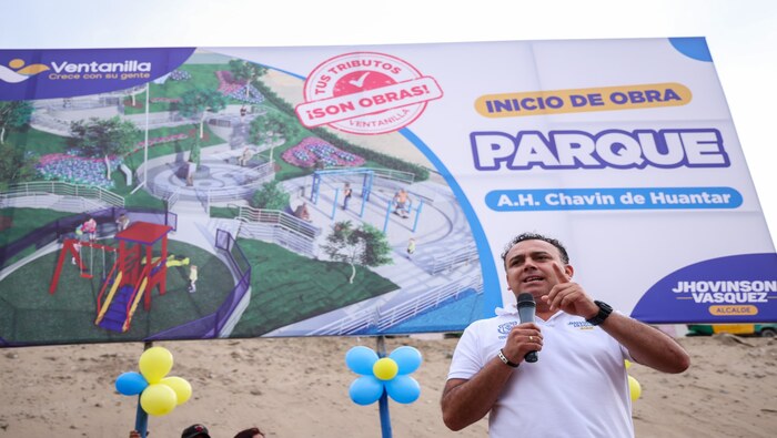 Dos importantes obras se iniciaron oficialmente en favor de miles de vecinos, en los AA.HH. Chavín de Huántar y Las Brisas de Pachacútec. La población de ambos sectores quedó sumamente agradecida con nuestro alcalde 𝐉𝐡𝐨𝐯𝐢𝐧𝐬𝐨𝐧 𝐕𝐚𝐬𝐪𝐮𝐞𝐳 tras la colocación de las primeras piedras, que marcan el comienzo de estas modernas infraestructuras. “Queremos generar espacios adecuados para las familias, de esta manera queremos mejorar la calidad de vida de nuestros vecinos”, puntualizó nuestra autoridad, tras indicar que es importante que los vecinos contribuyan con su municipio mediante el pago oportuno de sus deberes tributarios, que finalmente revierten en más obras para todo Ventanilla.