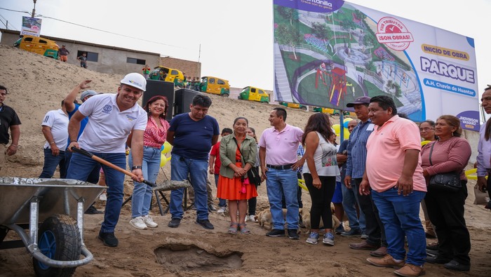 Dos importantes obras se iniciaron oficialmente en favor de miles de vecinos, en los AA.HH. Chavín de Huántar y Las Brisas de Pachacútec. La población de ambos sectores quedó sumamente agradecida con nuestro alcalde 𝐉𝐡𝐨𝐯𝐢𝐧𝐬𝐨𝐧 𝐕𝐚𝐬𝐪𝐮𝐞𝐳 tras la colocación de las primeras piedras, que marcan el comienzo de estas modernas infraestructuras. “Queremos generar espacios adecuados para las familias, de esta manera queremos mejorar la calidad de vida de nuestros vecinos”, puntualizó nuestra autoridad, tras indicar que es importante que los vecinos contribuyan con su municipio mediante el pago oportuno de sus deberes tributarios, que finalmente revierten en más obras para todo Ventanilla.