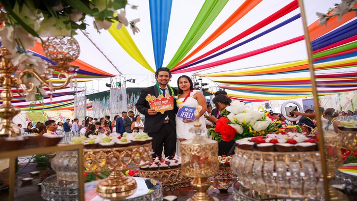 Un momento lleno de emoción y amor se vivió en el Parque Bicentenario de Pachacútec, donde más de 500 parejas decidieron unir sus vidas en un maravilloso matrimonio civil comunitario. La cantante Estrella Torres y su esposo Kevin Salas fueron los padrinos de este evento tan especial, y la popular Chola Chabuca fue la invitada de honor. La música, el baile y las alegorías típicas del carnaval llenaron de alegría esta grandiosa muestra de amor de los novios. Nuestro alcalde 𝐉𝐡𝐨𝐯𝐢𝐧𝐬𝐨𝐧 𝐕𝐚𝐬𝐪𝐮𝐞𝐳 ofició la ceremonia civil, que tuvo como objetivo de formalizar las parejas y ofrecer mayor estabilidad a sus hijos. ¡Ventanilla crece con su gente!