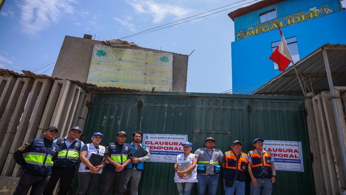 Un operativo inopinado entre personal de Salud municipal, Fiscalización, Defensa Civil y Serenazgo de Ventanilla se realizó en el mercado El Trébol de Pachacútec, bajo los lineamientos de nuestro alcalde 𝐉𝐡𝐨𝐯𝐢𝐧𝐬𝐨𝐧 𝐕𝐚𝐬𝐪𝐮𝐞𝐳, a fin de garantizar las buenas condiciones de los productos y verificar la infraestructura del local. Ante las faltas de salubridad, mal almacenaje de alimentos, cables expuestos, falta de pozo a tierra y por no contar con certificado de Defensa Civil ni licencia de funcionamiento, entre otras fallas, se procedió con la clausura temporal. Seguiremos con estos operativos en diferentes puntos del distrito en beneficio de nuestros vecinos.