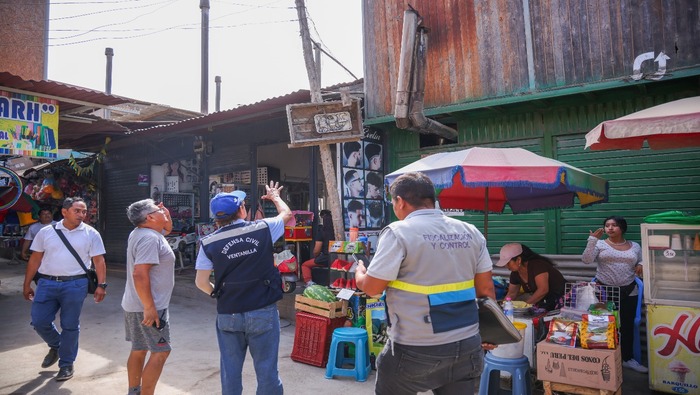 Un operativo inopinado entre personal de Salud municipal, Fiscalización, Defensa Civil y Serenazgo de Ventanilla se realizó en el mercado El Trébol de Pachacútec, bajo los lineamientos de nuestro alcalde 𝐉𝐡𝐨𝐯𝐢𝐧𝐬𝐨𝐧 𝐕𝐚𝐬𝐪𝐮𝐞𝐳, a fin de garantizar las buenas condiciones de los productos y verificar la infraestructura del local. Ante las faltas de salubridad, mal almacenaje de alimentos, cables expuestos, falta de pozo a tierra y por no contar con certificado de Defensa Civil ni licencia de funcionamiento, entre otras fallas, se procedió con la clausura temporal. Seguiremos con estos operativos en diferentes puntos del distrito en beneficio de nuestros vecinos.