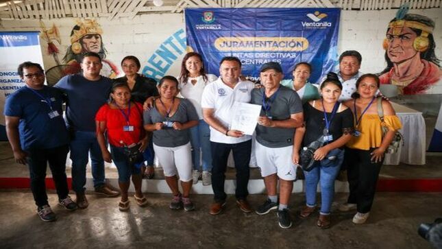 Vecinos de diversos asentamientos humanos de Pachacútec, zona centro y sur del distrito, juramentaron como flamantes directivos en representación de su comunidad. Ante nuestro alcalde 𝐉𝐡𝐨𝐯𝐢𝐧𝐬𝐨𝐧 𝐕𝐚𝐬𝐪𝐮𝐞𝐳, ellos se comprometieron a seguir trabajando de la mano por las principales necesidades de sus poblaciones. Es así como autoridad y vecinos organizados laboran a la par por el desarrollo y progreso de Ventanilla.