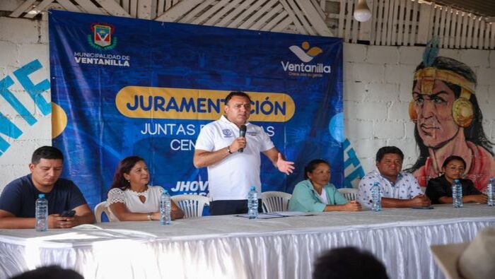 Vecinos de diversos asentamientos humanos de Pachacútec, zona centro y sur del distrito, juramentaron como flamantes directivos en representación de su comunidad. Ante nuestro alcalde 𝐉𝐡𝐨𝐯𝐢𝐧𝐬𝐨𝐧 𝐕𝐚𝐬𝐪𝐮𝐞𝐳, ellos se comprometieron a seguir trabajando de la mano por las principales necesidades de sus poblaciones. Es así como autoridad y vecinos organizados laboran a la par por el desarrollo y progreso de Ventanilla.