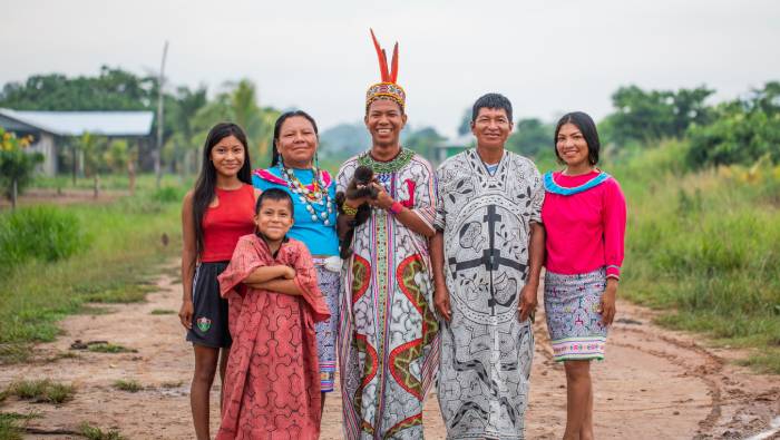 Landers junto a su familia a las afueras de su domicilio en Masisea, Ucayali