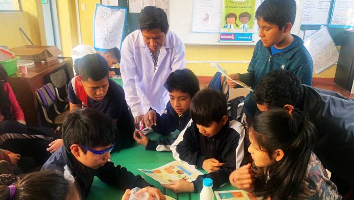 Landers en una de las actividades educativas con su alumnos