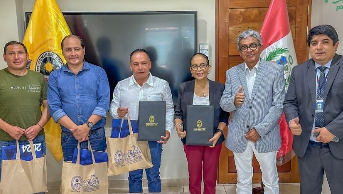 𝐓𝐫𝐚𝐛𝐚𝐣𝐚𝐧𝐝𝐨 𝐩𝐨𝐫 𝐥𝐚 𝐞𝐝𝐮𝐜𝐚𝐜𝐢ó𝐧 𝐝𝐞 𝐞𝐬𝐭𝐮𝐝𝐢𝐚𝐧𝐭𝐞𝐬 𝐜𝐡𝐚𝐯𝐢𝐧𝐨𝐬.