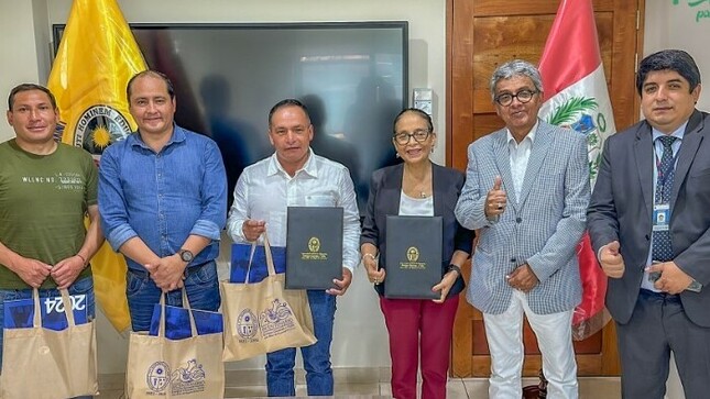 𝐓𝐫𝐚𝐛𝐚𝐣𝐚𝐧𝐝𝐨 𝐩𝐨𝐫 𝐥𝐚 𝐞𝐝𝐮𝐜𝐚𝐜𝐢ó𝐧 𝐝𝐞 𝐞𝐬𝐭𝐮𝐝𝐢𝐚𝐧𝐭𝐞𝐬 𝐜𝐡𝐚𝐯𝐢𝐧𝐨𝐬.