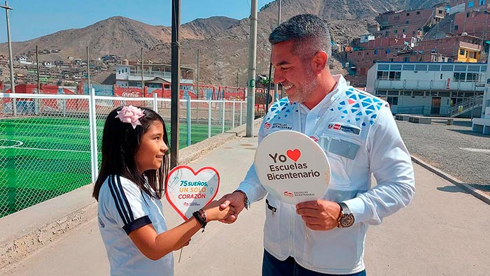 Director ejecutivo de Escuelas Bicentenario, Alvaro Estrada, junto a estudiante de la IE Imperio del Tahuantinsuyo