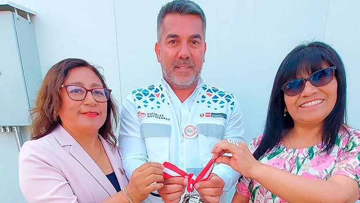 Director ejecutivo de Escuelas Bicentenario, Alvaro Estrada, haciendo entrega de llaves a comunidad educativa.