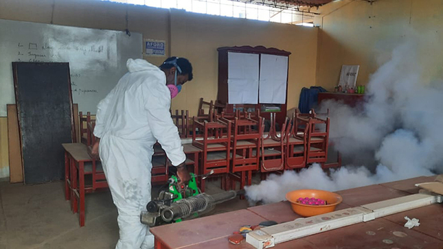 Primera jornada de fumigación y desinfección en locales escolares de Aucallama.